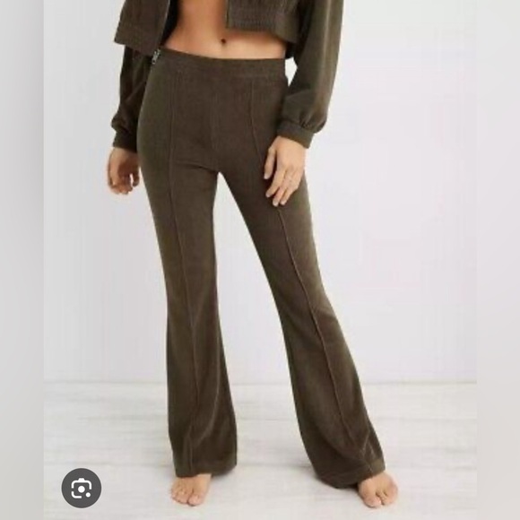 NWT Aerie Groove On Velour Flare Pants in Olive Green - Picture 1 of 6